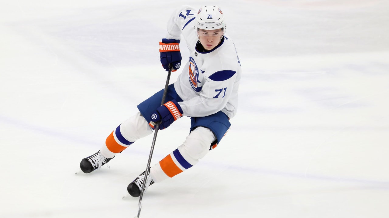 Schaefer signs 3-year, entry-level contract with Islanders