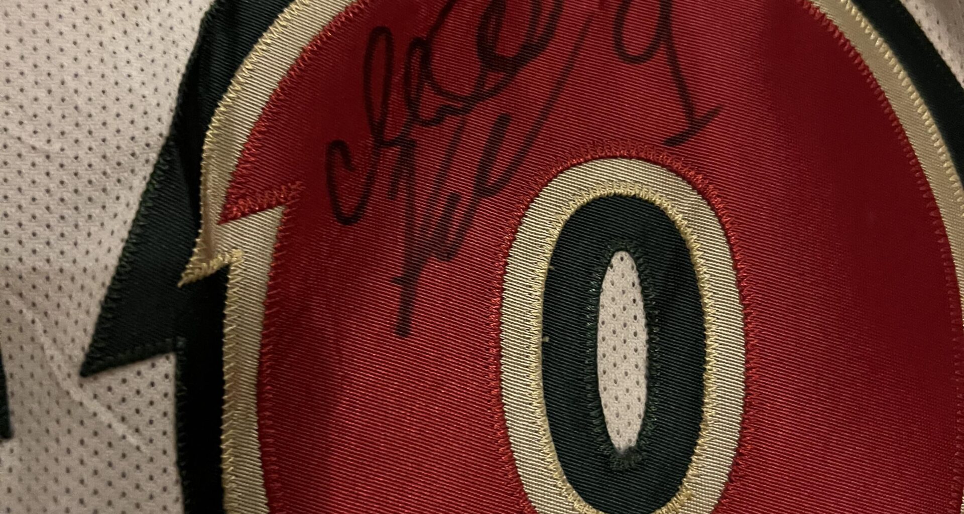 Me ayudan a reconocer este autógrafo por favor el Jersey es de 2008 de Pablo Demitra, y está a la venta por si a alguien le interesa :)  / Please help me recognize this autograph. The jersey is from 2008 by Pablo Demitra, and it's for sale in case anyone is interested :)