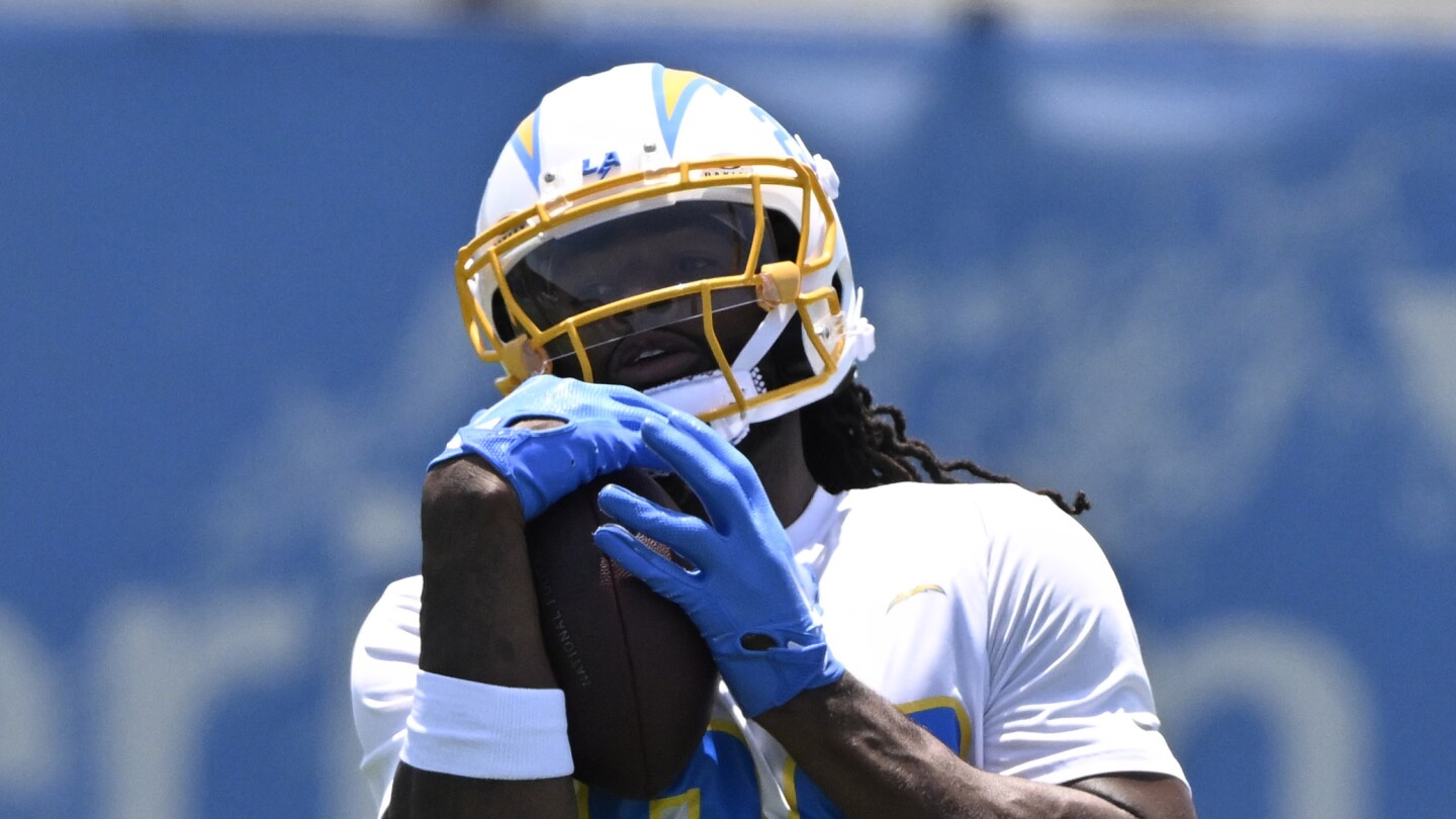 Najee Harris returns to running, doing drills with a football after eye injury