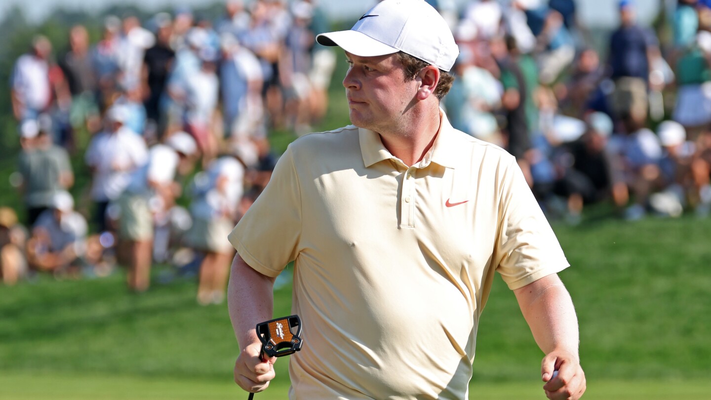 Robert MacIntyre closes with 40-foot birdie to lead Scottie Scheffler by four at BMW Championship