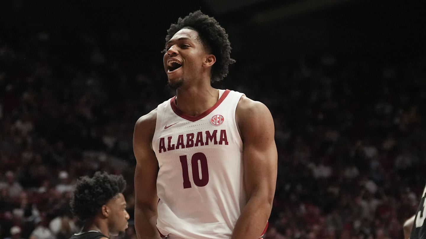 A college basketball expert has predicted who Kentucky's "Glue Guy" will be