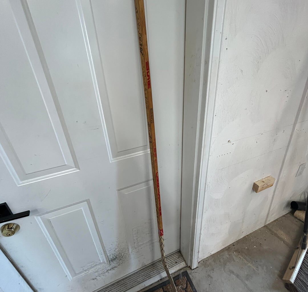 Help: I inherited this stick that was signed by the Jets in 92(?). Can anyone identify any of the players/signatures.