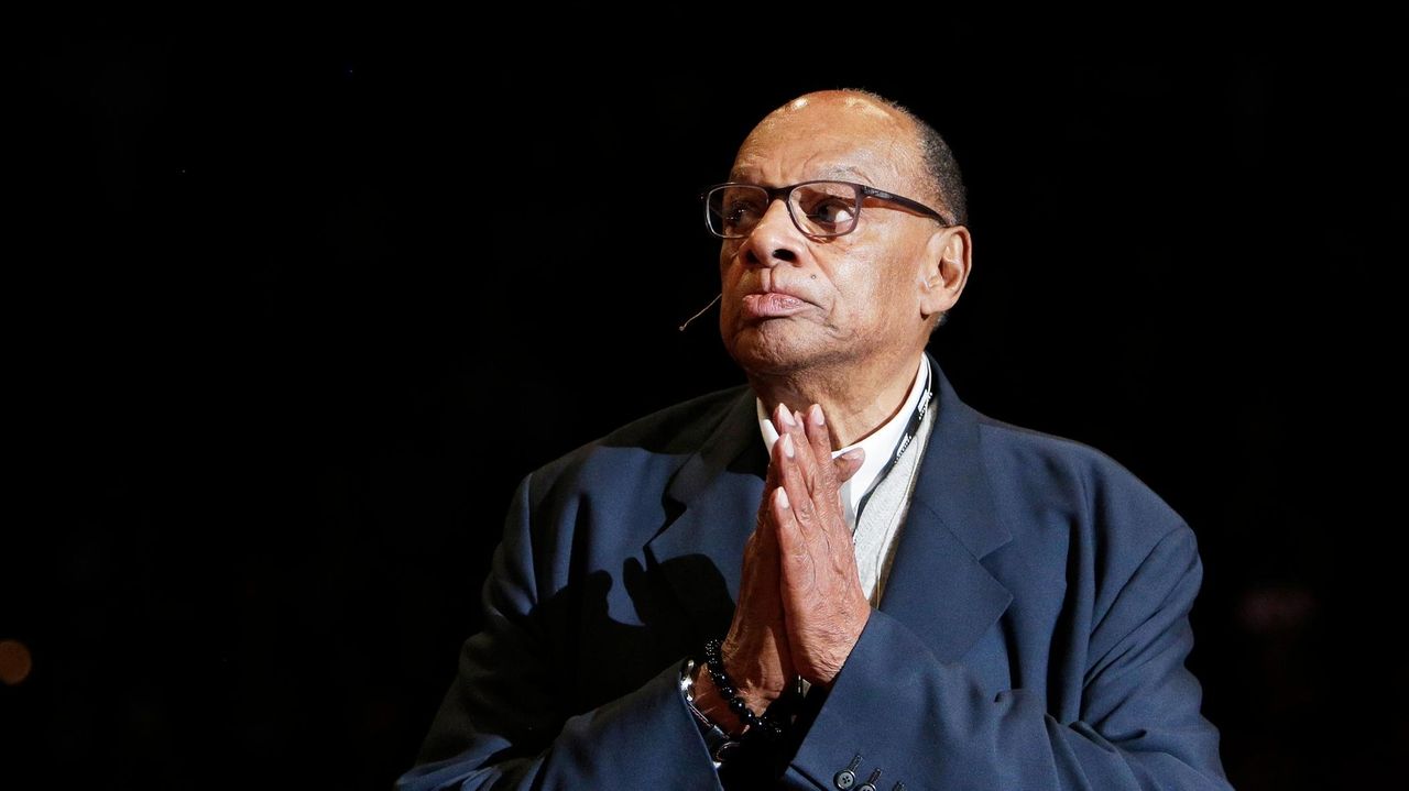Basketball Hall of Famer George Raveling, who influenced Michael Jordan's Nike deal, dies at 88