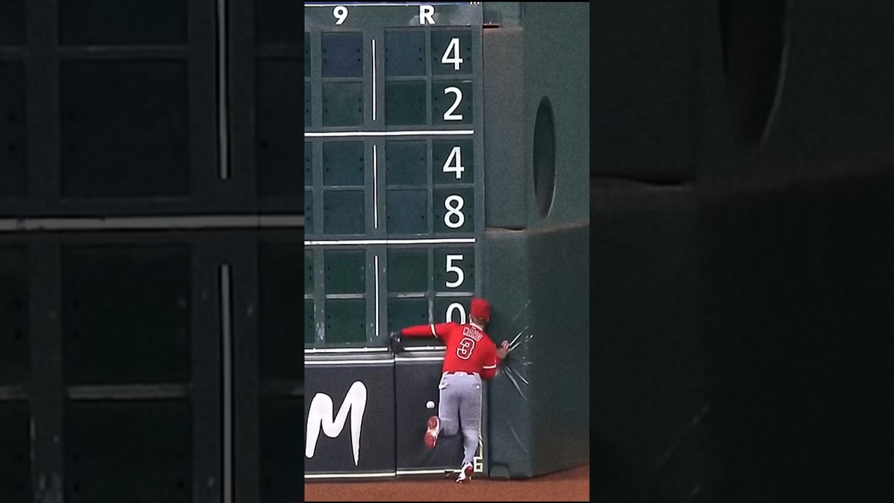 The Wall's fault? #accident #mlbhighlight #mlbhighlights #mlb #houstonastros #mlbshorts