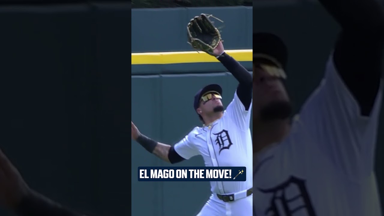 Javy Báez saves a few runs with this leaping grab in center ✨