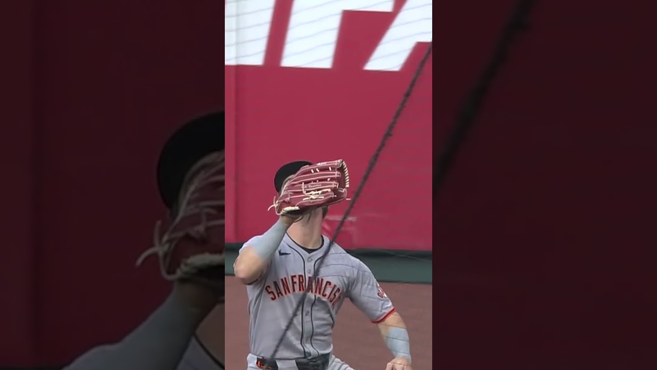 Drew Gilbert's JUGGLING catch 🎪