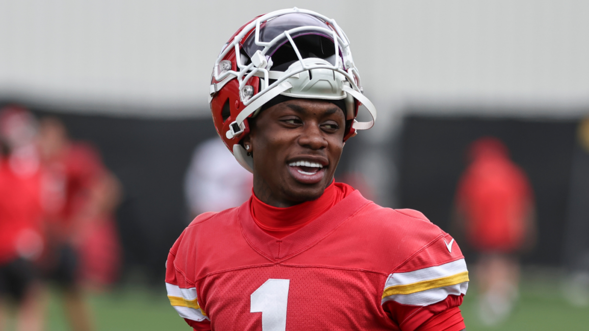 Xavier Worthy injury: Chiefs WR doubtful vs. Eagles after dislocating shoulder in collision with Travis Kelce