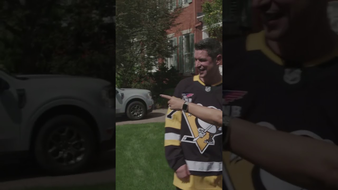 Only in Pittsburgh would Mario Lemieux just HAPPEN to drive by Sid’s season ticket delivery 🤣
