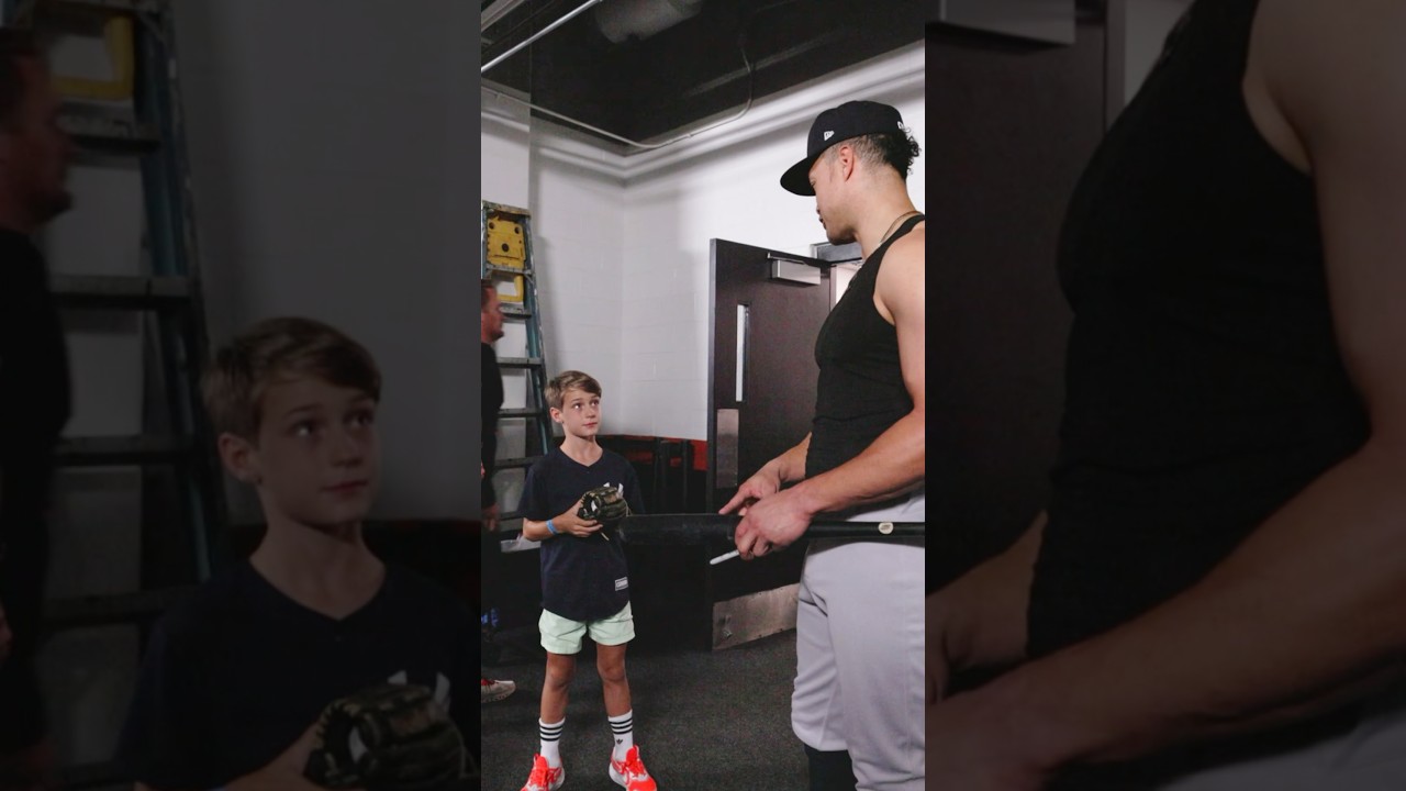 Big G met the young fan who caught his 450th HR after the game & gave him signed baseballs & a bat🤝