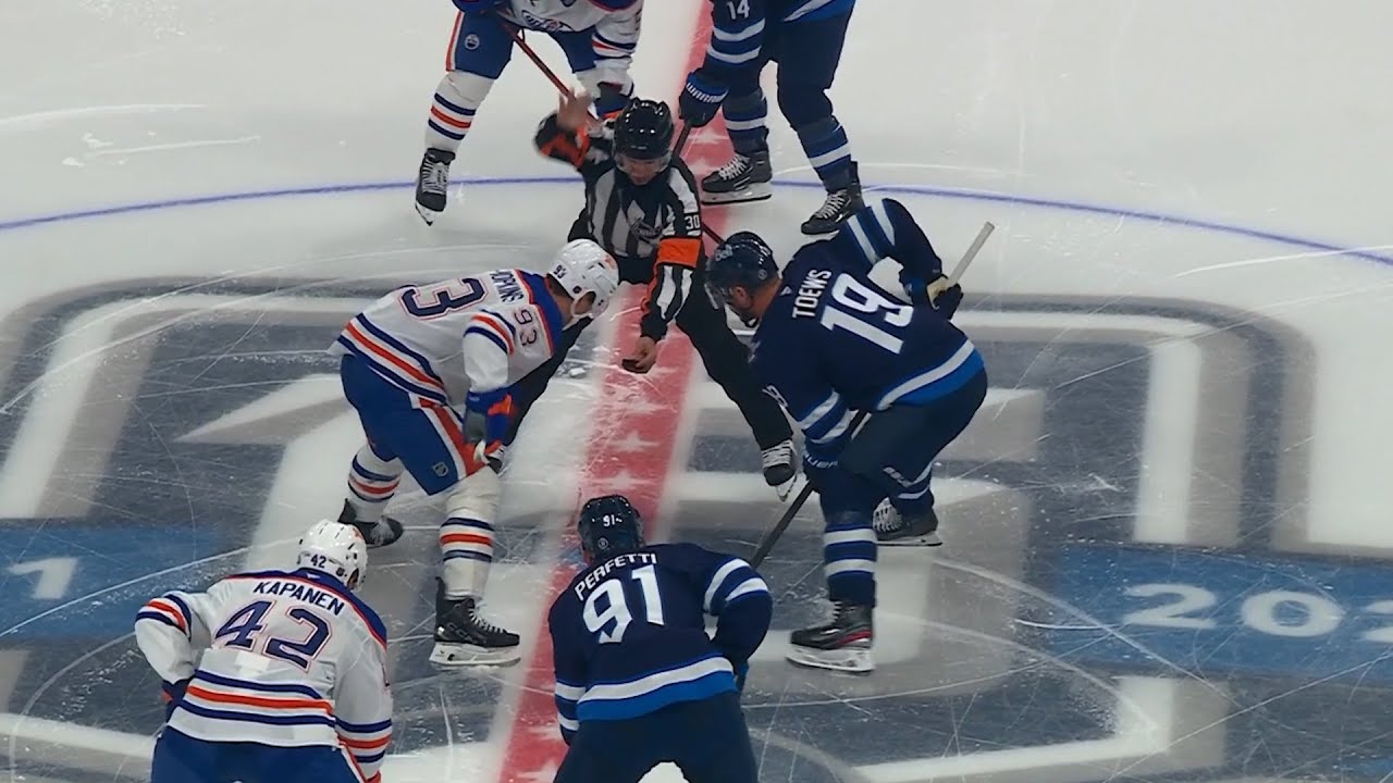 Jonathan Toews' first shift in over TWO YEARS! 💙🤍