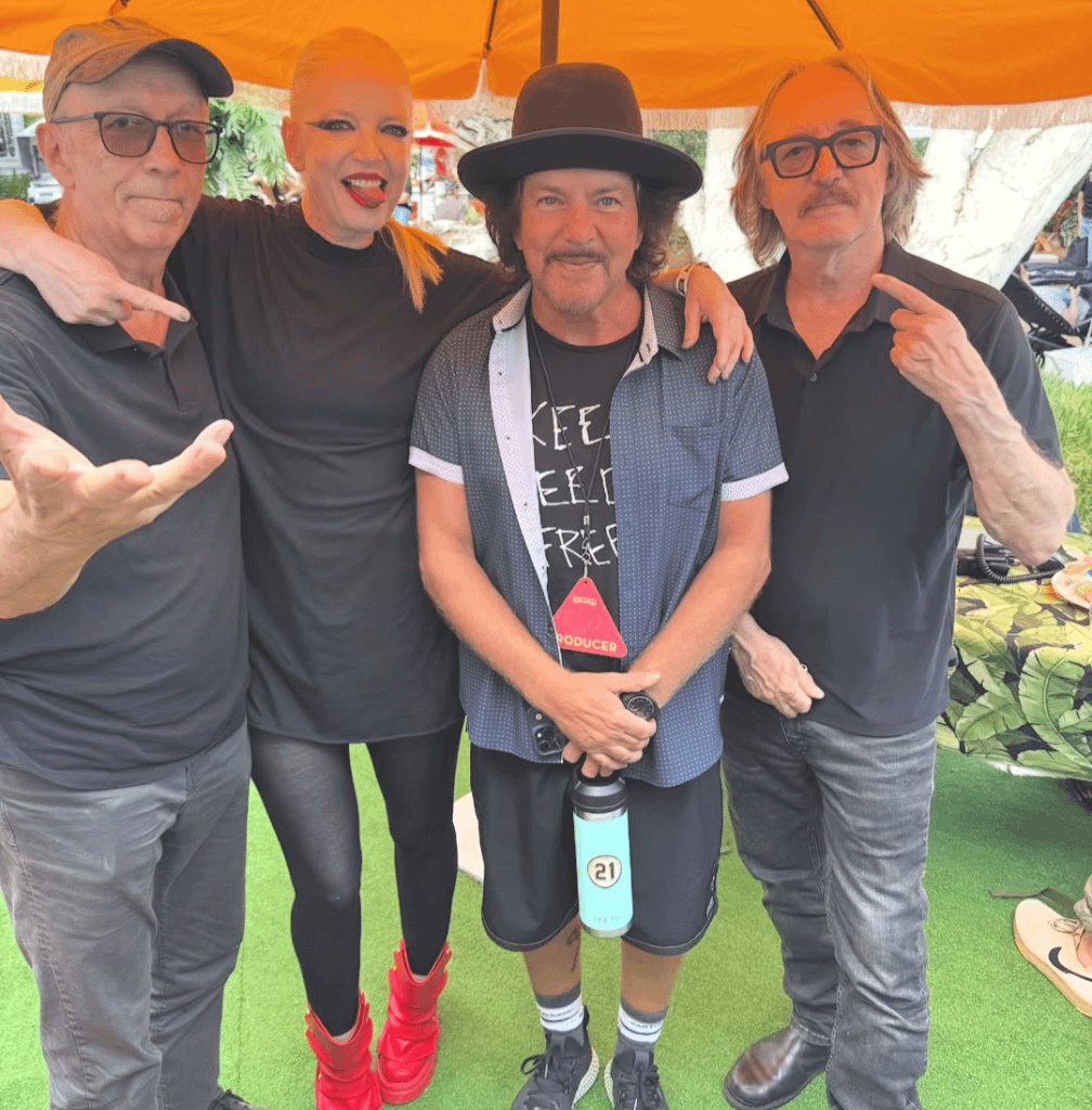 Eddie Vedder always repping Roberto Clemente and the museum (Ohanafest this weekend in SoCal)