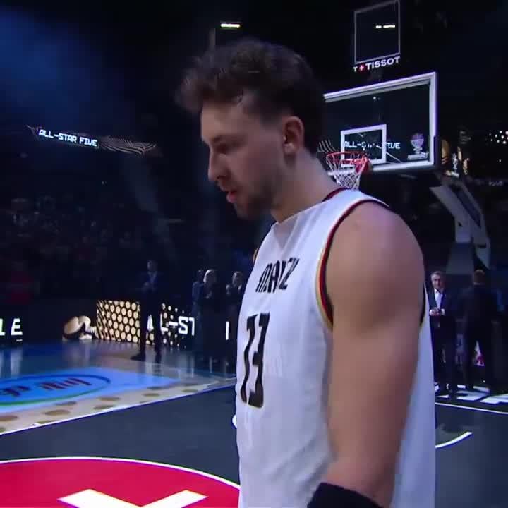 Franz Wagner wearing Moritz's jersey to receive his EuroBasket All-Star five award. Mo Wagner torn his ACL last december, and hasn't played since.