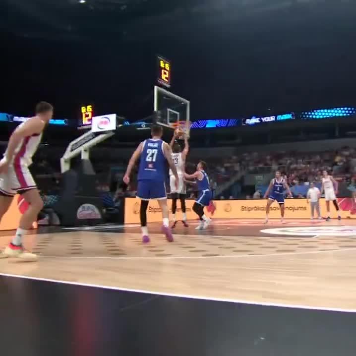 [Highlight] Nikola Jokić displays incredible court vision with a brilliant assist