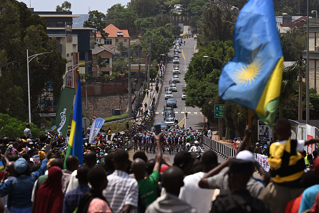 KIGALI, RWANDA - SEPTEMBER 28: A general view of the peloton competing while fans cheer during the 98th UCI Cycling World Championships Kigali 2025, Men Elite Road Race a 267.5km race from Kigali to Kigali on September 28, 2025 in Kigali, Rwanda. (Photo by Dario Belingheri/Getty Images)