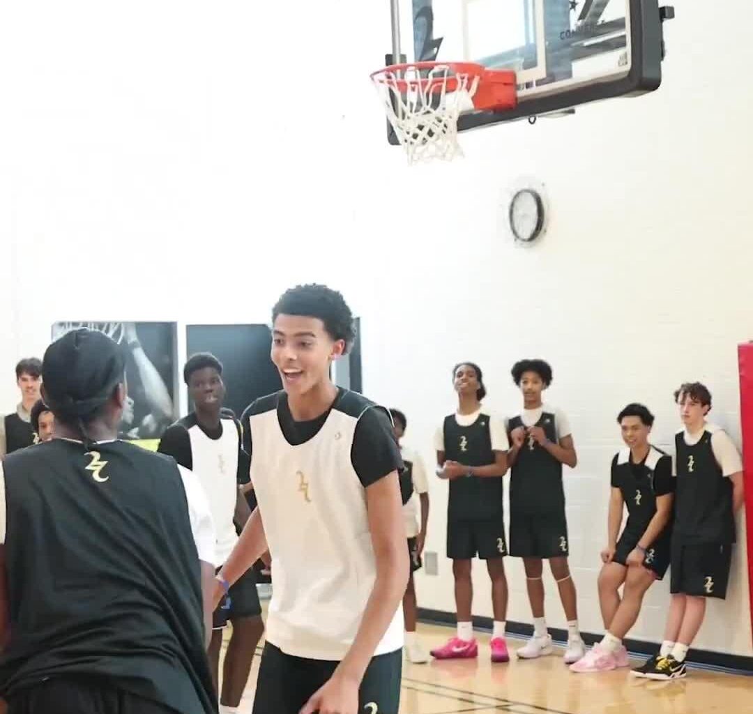 Shai Gilgeous-Alexander goes against a defender, spins, lobs the ball to himself off the backboard and finishes with the poster dunk. Shai's camp in Hamilton