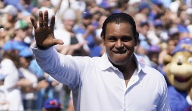 [Sports Illustrated] Cubs Legends Sammy Sosa, Derrek Lee Presented With Hall of Fame Blue Jackets