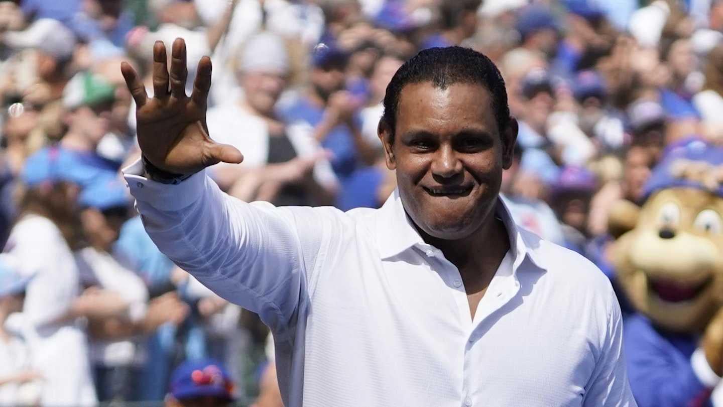 [Sports Illustrated] Cubs Legends Sammy Sosa, Derrek Lee Presented With Hall of Fame Blue Jackets