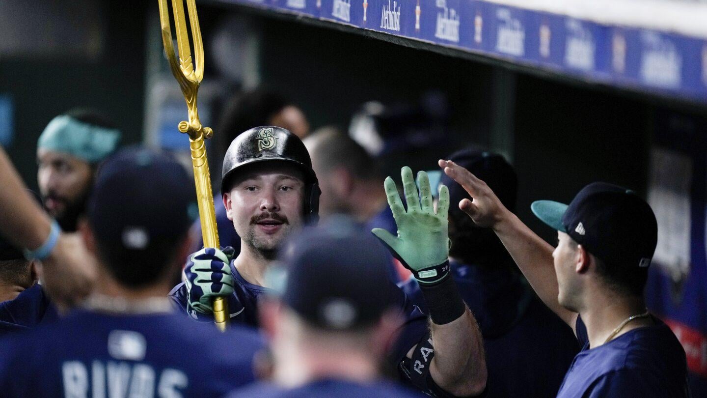 Cal Raleigh breaks Ken Griffey Jr.'s Mariners home run record