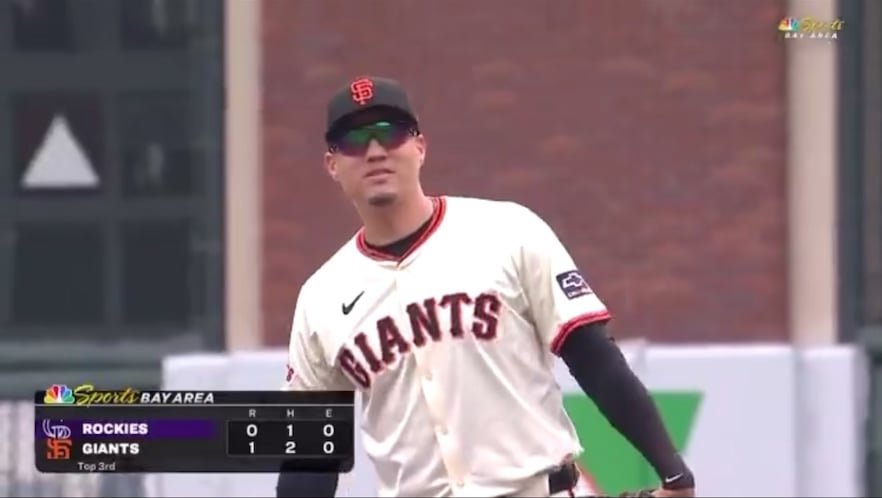 Wilmer Flores receives a standing ovation as he departs potentially his final game with the Giants 🥹