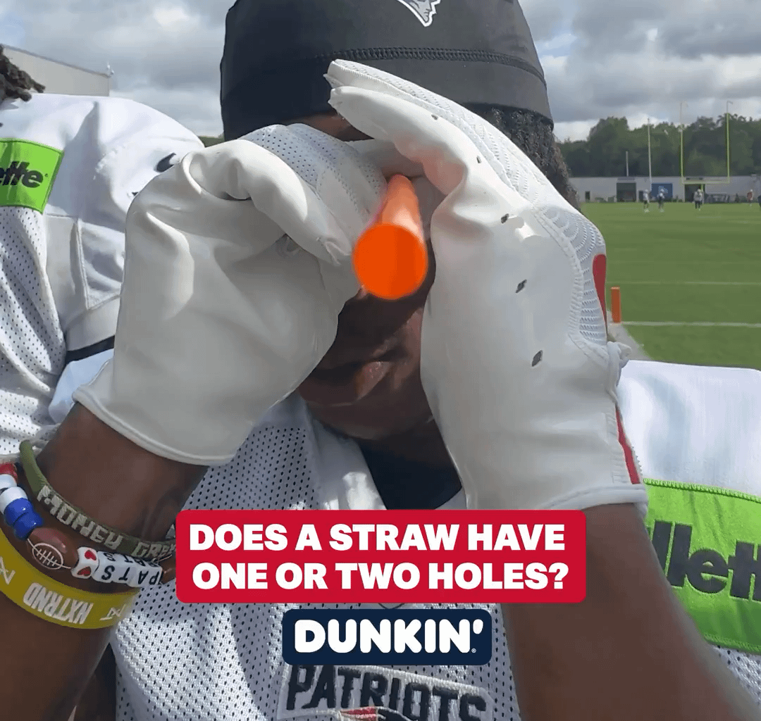 [Highlight] Patriots players passionately debate whether a straw has one or two holes