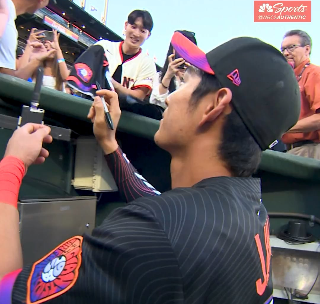 [SF Giants on NBCS] Jung Hoo Lee's out here signing babies 😂🧡