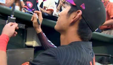 [SF Giants on NBCS] Jung Hoo Lee's out here signing babies 😂🧡