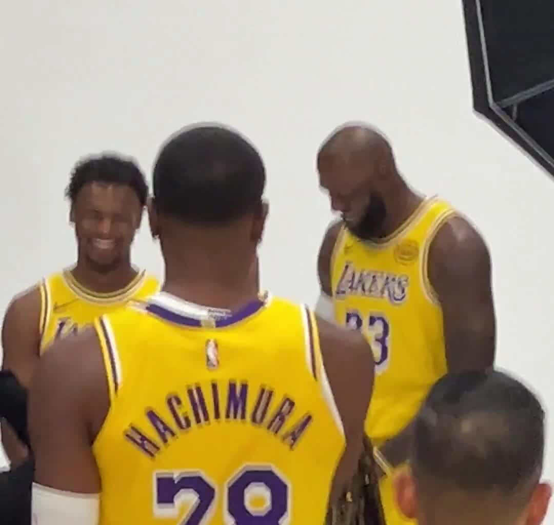 LeBron James flips off Rui Hachimura