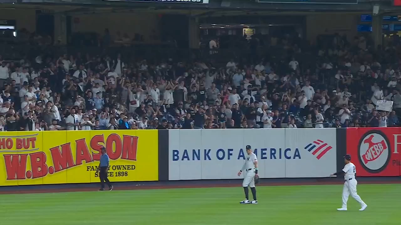 A standing ovation from atYankees fans as Aaron Judge takes his position after hitting home run No. 50