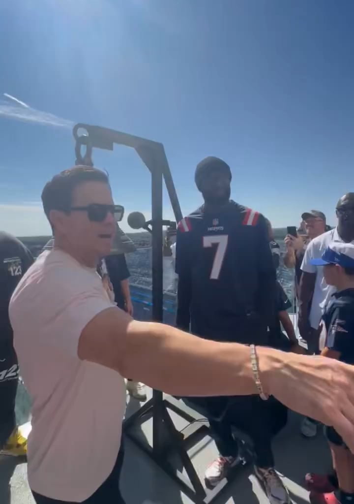 JB and Mark Wahlberg ringing the bell at the Pats game 🔔🔥