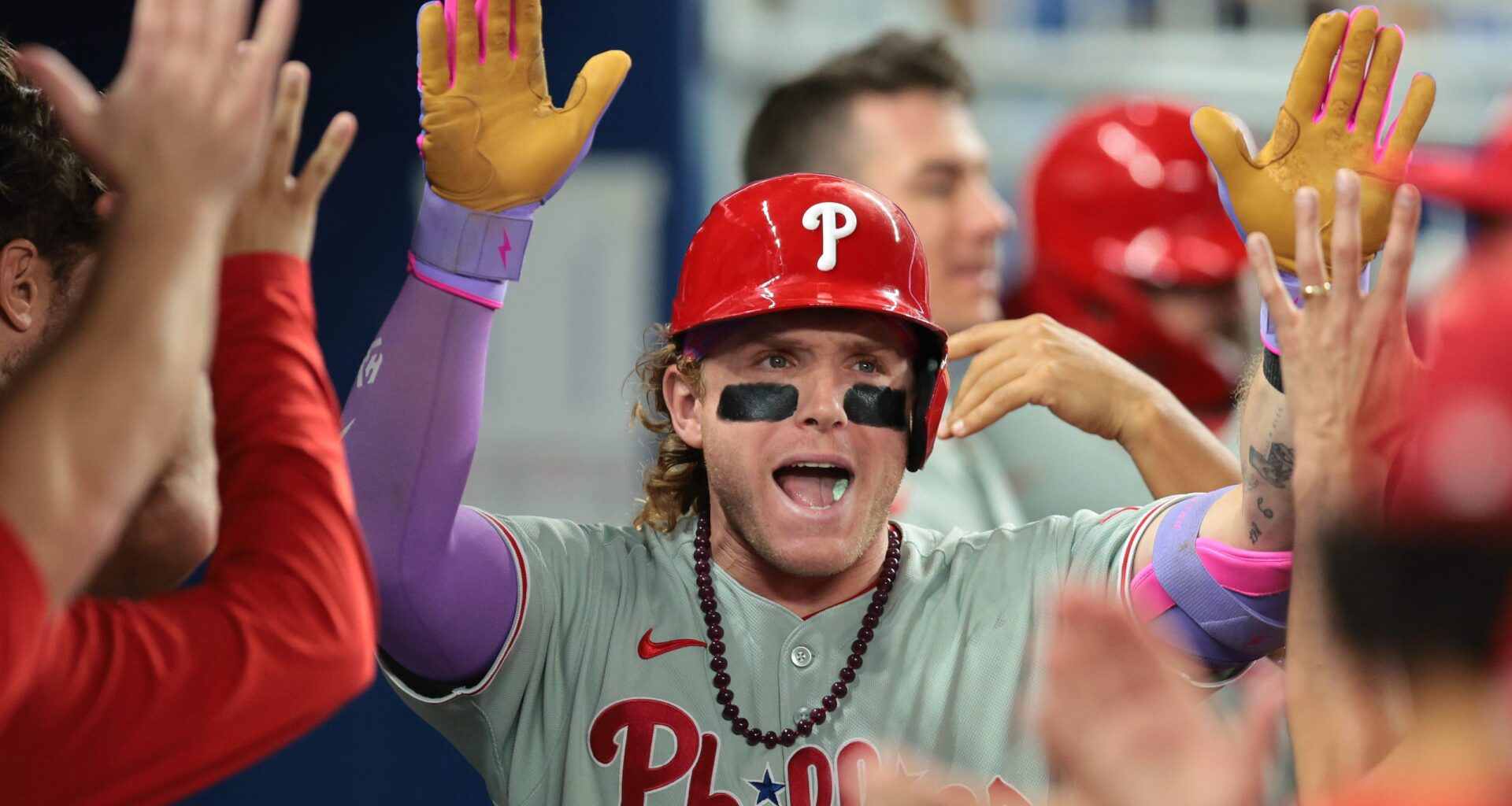 Phillies fan dad says leave woman alone after home run ball controversy