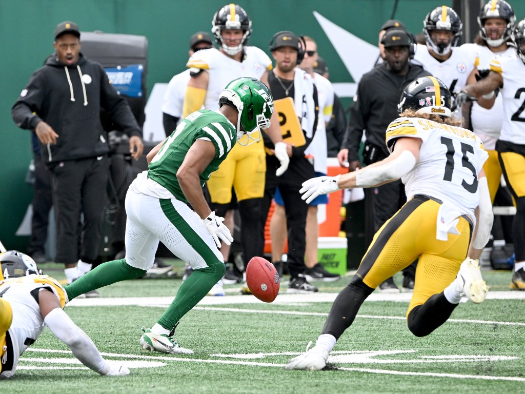 Jets wide receiver Xavier Gipson (3) fumbled the ball in the team's season-opening loss to the Steelers on Sept. 7, 2025.