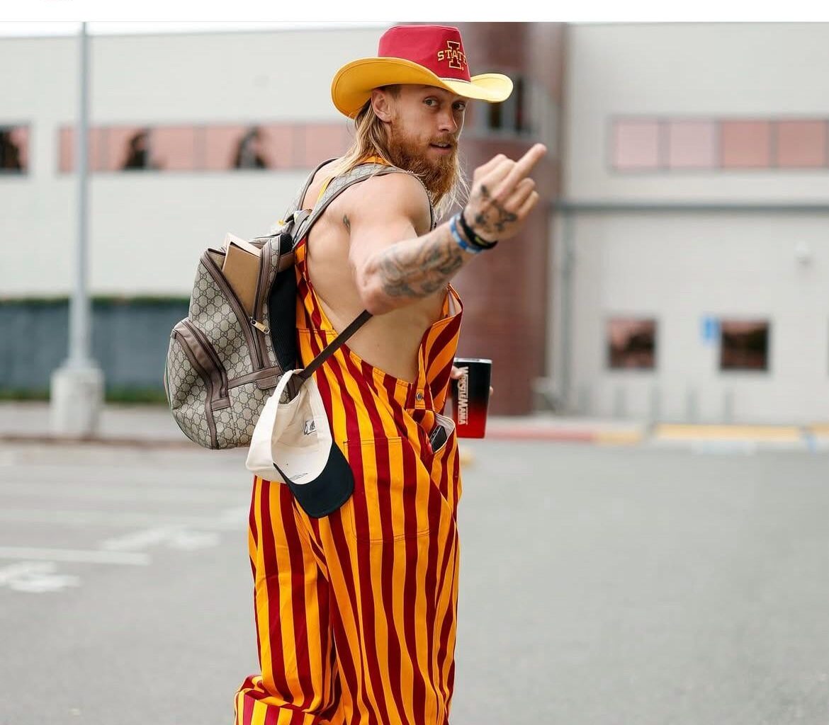 George Kittle paying up for his lost bet to Brock Purdy.