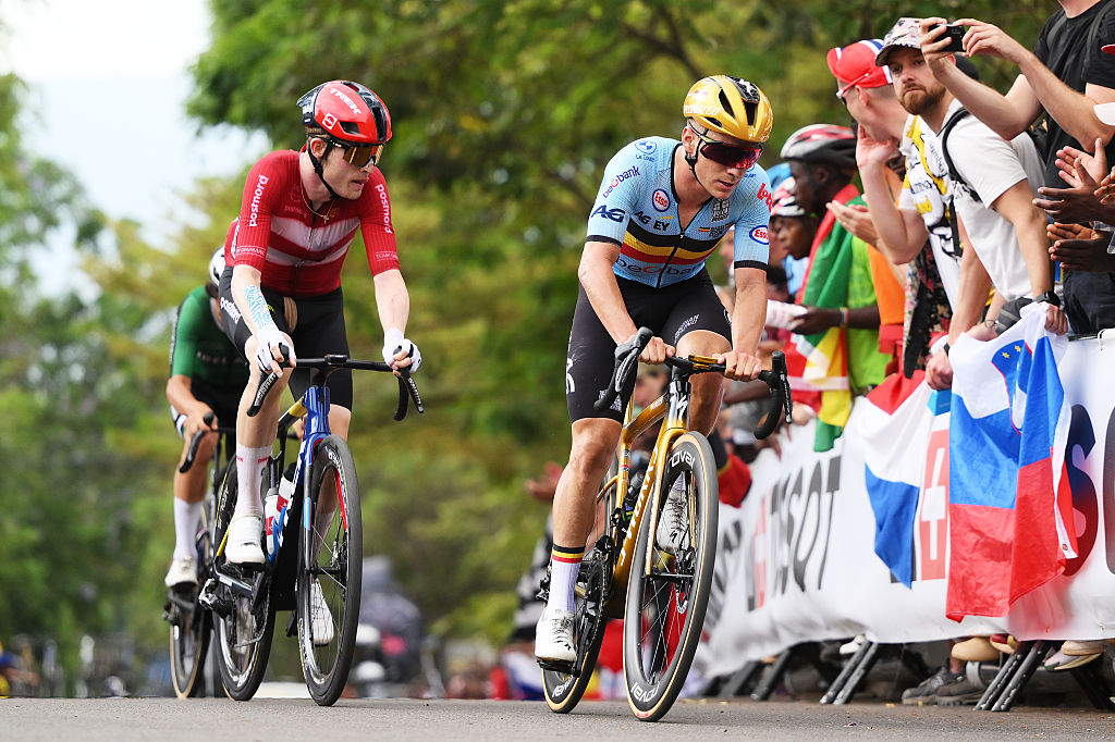 KIGALI, RWANDA - SEPTEMBER 28: (L-R) Mattias Skjelmose and Team Denmark and Remco Evenepoel and Team Belgium compete in the chase group during the 98th UCI Cycling World Championships Kigali 2025, Men Elite Road Race a 267.5km race from Kigali to Kigali on September 28, 2025 in Kigali, Rwanda. (Photo by David Ramos/Getty Images)