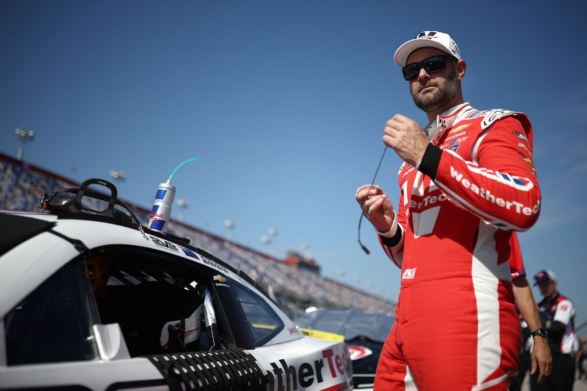 Shane van Gisbergen felt "helpless" in difficult playoff opener