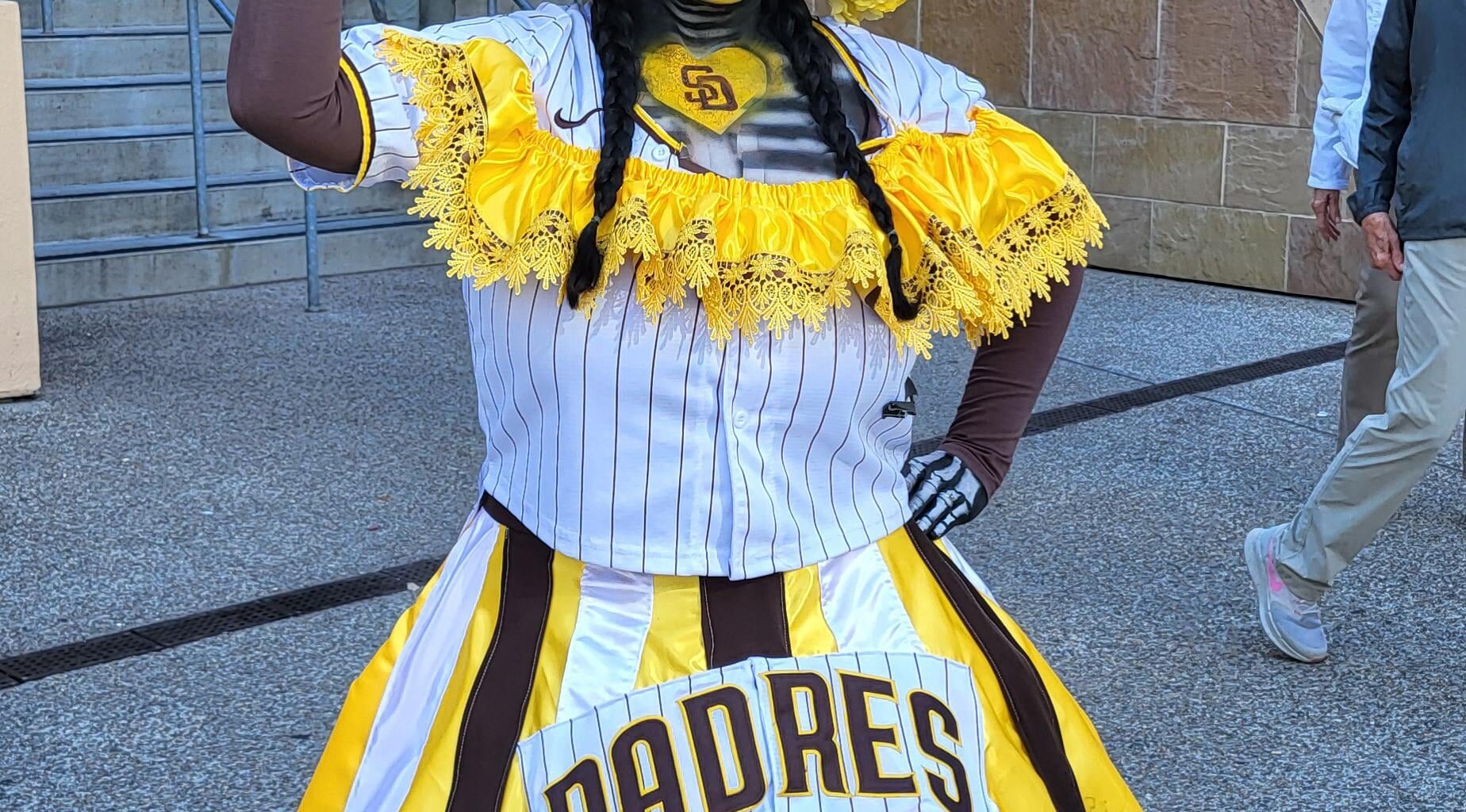 The greatest Padre fan outfit of all time