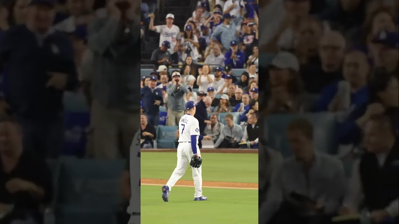 Blake Snell throwing FRISBEES 😳