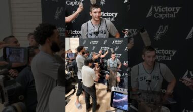 Our official boom mic operator: Julian Champagnie 🤣🎙️ #nba #spurs