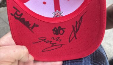 Hoping someone would know these autographs to save for daughter