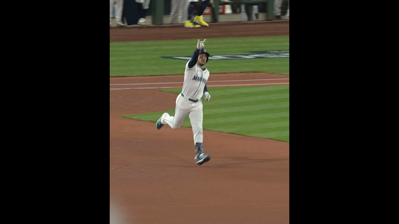 The fans in Seattle have been waiting a long time for this one 🫶 #Postseason