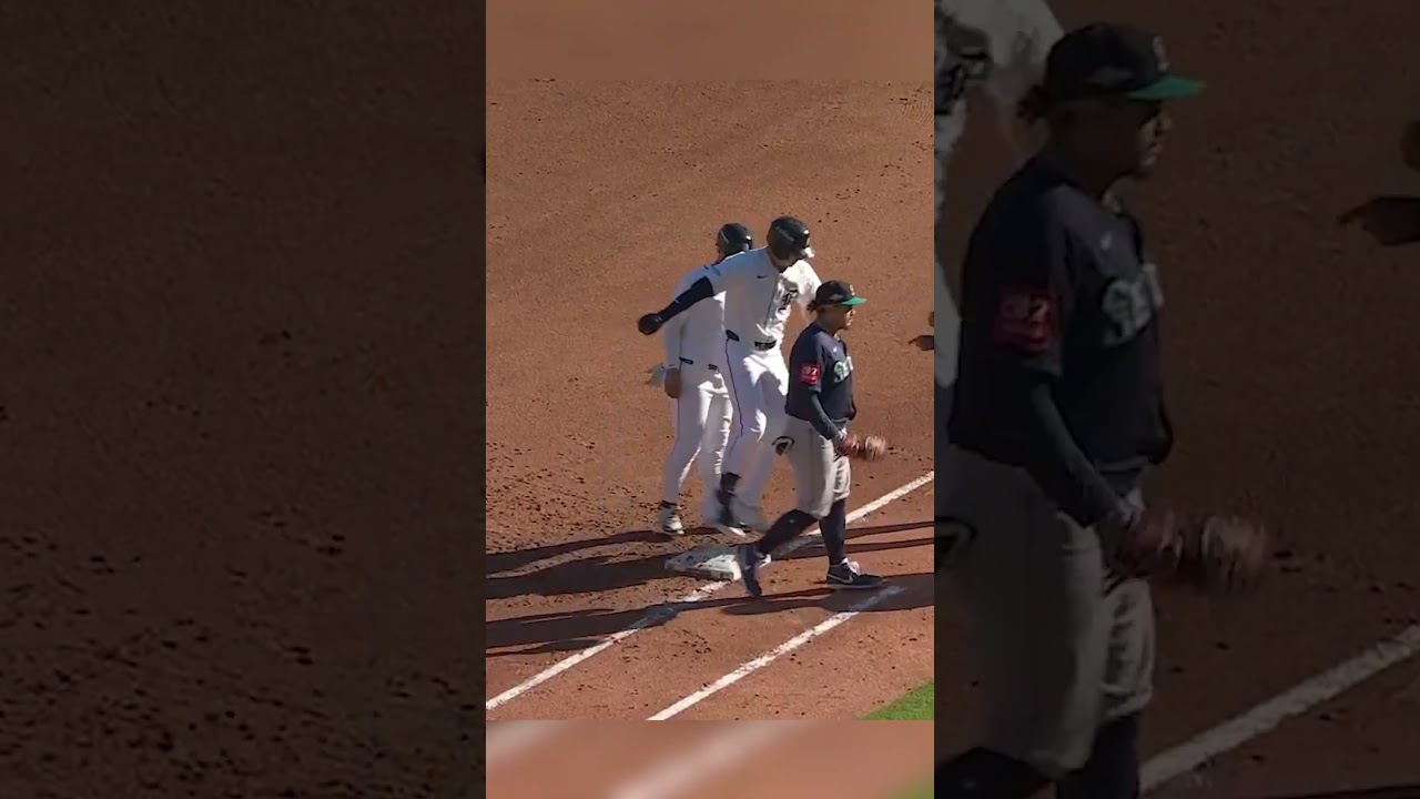 Josh Naylor with another clutch play to end the inning! 💪