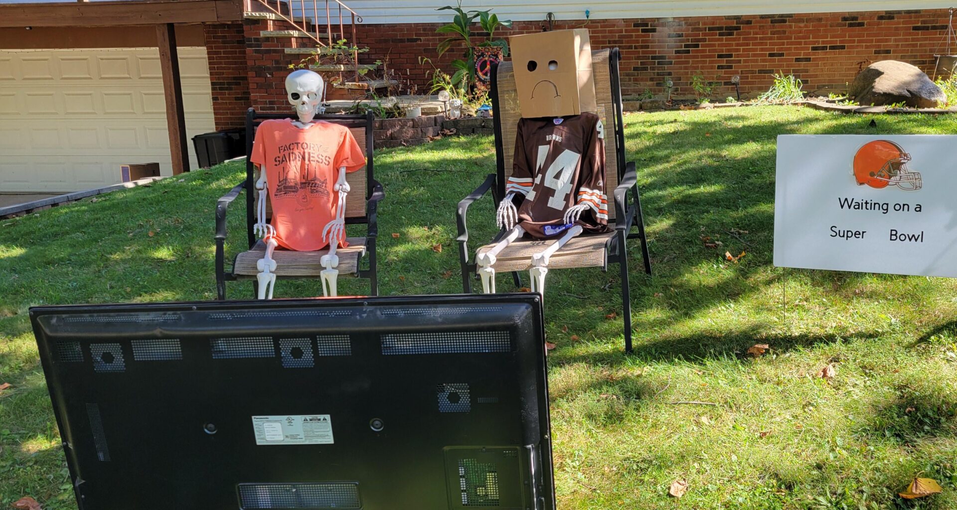 Found a use for the old broken TV