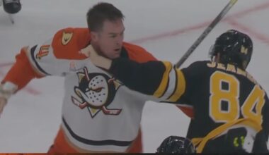 Ross Johnston Drops 🥊 Gloves 🥊 With Tanner Jeannot