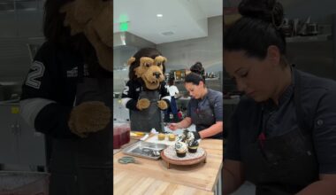 These custom LA Kings cookies look AMAZING 🤩  #gokingsgo #hockey #baking