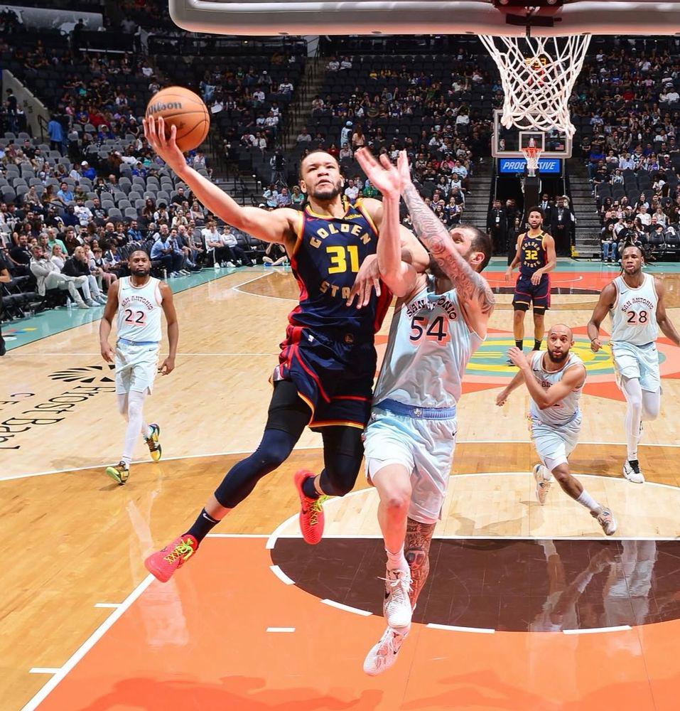 [Scotto]The Chicago Bulls and Kevin Knox have agreed to a deal, league sources told @hoopshypeofficial.bsky.social . Knox has averaged 7.3 points in seven NBA seasons combined with the Knicks, Hawks, Pistons, Trail Blazers, and Warriors.