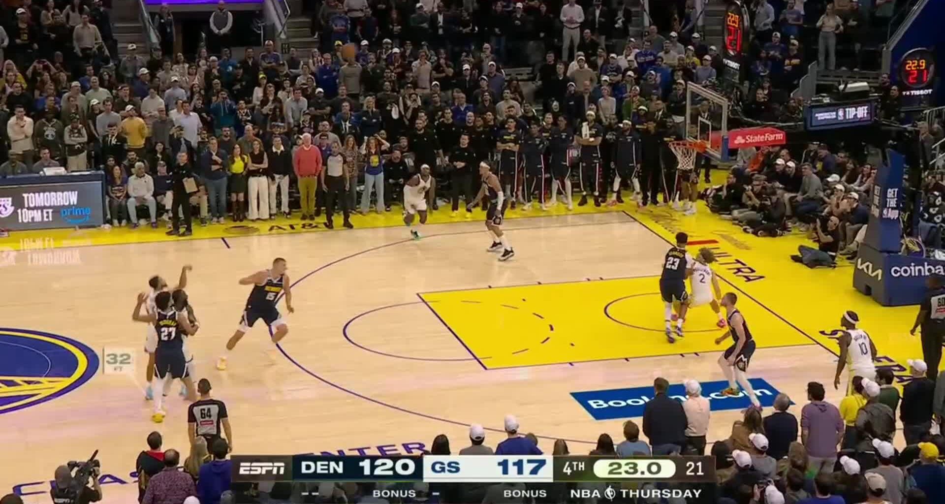 [Highlight] 34-foot 3 by Curry ties the game!
