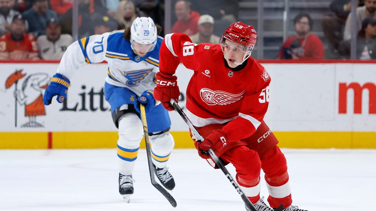 Red Wings show both extremes, rally from 4-0 deficit to beat Blues 6-4