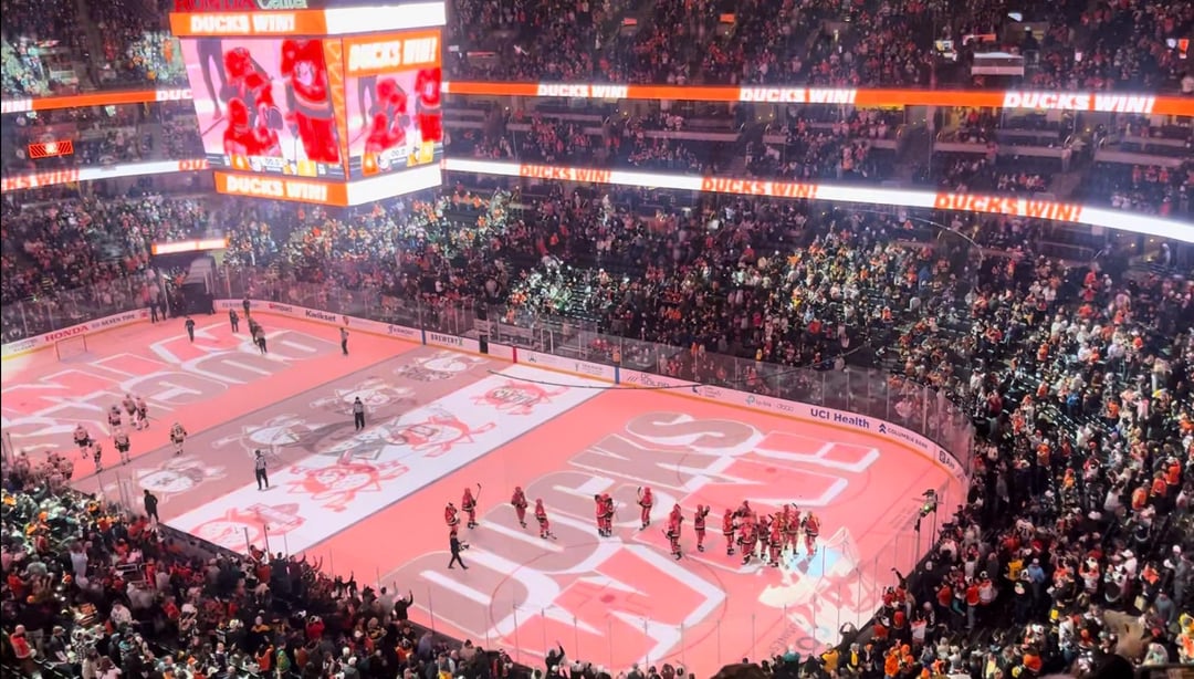 What an awesome game to be at! This is the second straight year I attend the Ducks home opener and see them win! Go Ducks!