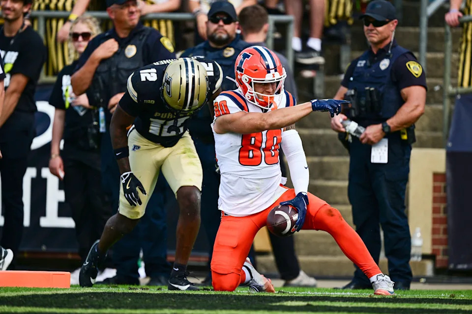 Illinois Fighting Illini wide receiver Hank Beatty gestures after making a first down.