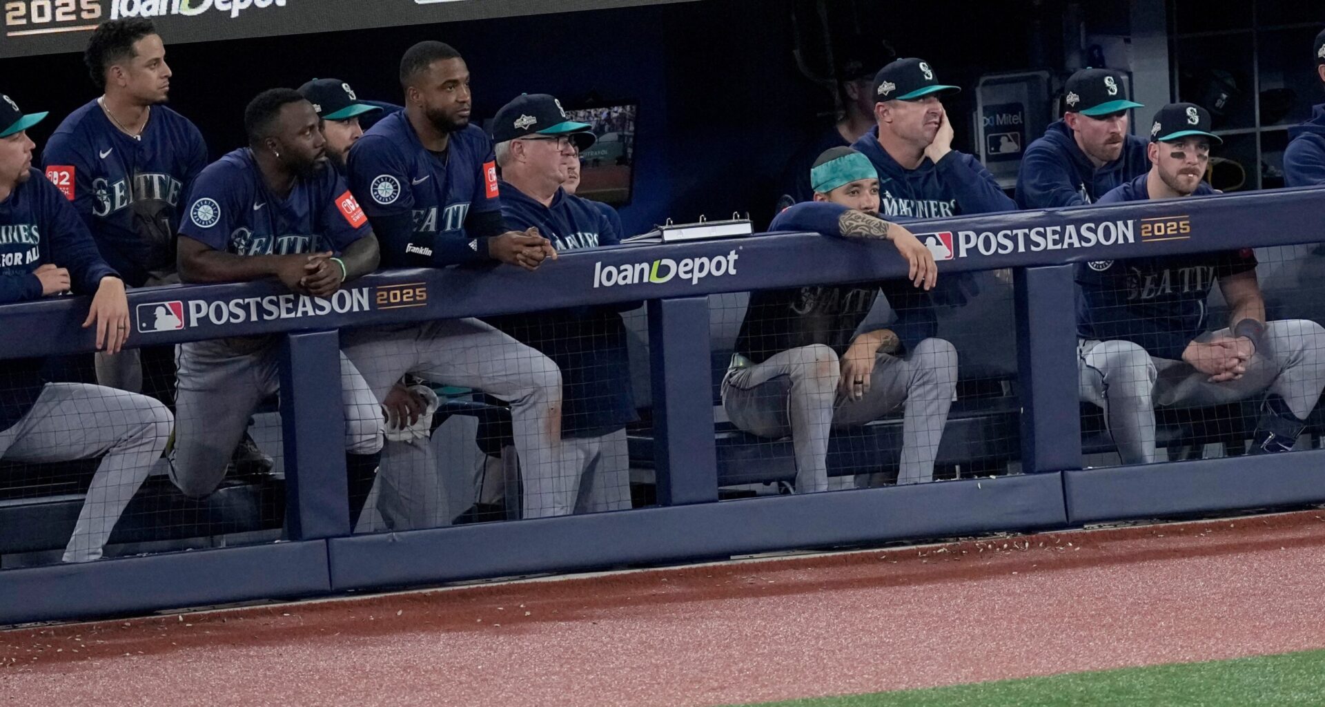 Eight outs from AL pennant, Mariners waste lead and remain only team without a World Series trip