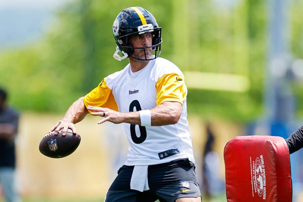 Steelers to Consider Signing Aaron Rodgers for Another Season
